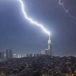 Lightning strikes Clock Tower in Makkah