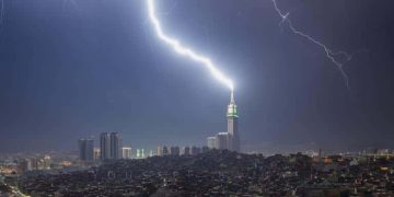 Lightning strikes Clock Tower in Makkah